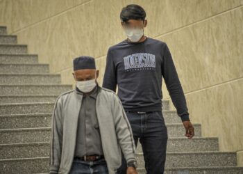 PEMUDA yang dibebaskan daripada tuduhan membunuh 23 penghuni Darul Quran Ittifaqiyah (kanan) hadir di Mahkamah Rayuan Putrajaya bagi prosiding rayuan pendakwa raya berhubung pembebasannya. - UTUSAN/FAIZ ALIF AHMAD ZUBIR