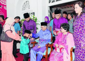 MAJORITI orang Melayu mahu Dr. Mahathir menyatu-padukan semula bangsa
Melayu melalui platform Proklamasi Orang Melayu tanpa terikat dengan mana-mana parti
politik.