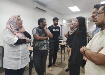 AMIRA Aisya Abd. Aziz (kiri) selepas mengadakan pertemuan dengan kepemimpinan Muda Negeri Sembilan di Seremban hari ini.