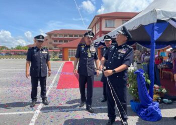 MUHAMAD Zaki Harun (tengah) menyaksikan gimik perasmian memotong tali ikatan belon oleh Adlii (kanan) pada  Majlis Perasmian Taman Angkat Amanita Kontinjen Kelantan di pekarangan Pejabat Pendidikan Daerah (PPD),Pasir Puteh, Kelantan, hari ini. UTUSAN/TOREK SULONG