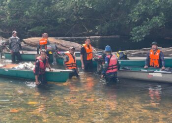 ANGGOTA Perhilitan menggunakan kanu untuk mencari mangsa di Hulu Sungai Aring, Gua Musang, Kelantan hari ini-UTUSAN/AIMUNI TUAN LAH