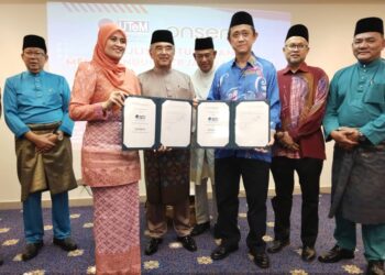 MASSILA Kamalrudin (dua dari kiri) dan Dluong Ngan Leong (tiga dari kanan) menunjukkan dokumen MoA sambil disaksikan Mohd. Ali Mohd. Rustam (tiga dari kiri) pada Majlis Mahabbah Aidilfitri di Kampus Induk UTeM, Durian Tunggal, Melaka. - UTUSAN/MUHAMMAD SHAHIZAM TAZALI