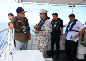 SAIFUDDIN Nasution Ismail (kiri) bersama Pemangku Ketua Pengarah Maritim Malaysia Laksamana Madya Maritim Datuk Saiful Lizan Ibrahim semasa melakukan lawatan di kawasan perairan negara di Kelantan hari ini-UTUSAN/KAMARUL BISMI KAMARULZAMAN