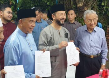 MUKHRIZ Mahathir (dua dari kanan) menandatangani borang Proklamasi Orang Melayu di hadapan
Dr. Mahathir Mohamad merupakan satu petanda baik ke arah memperkasakan semula orang Melayu di
tanah air kita.