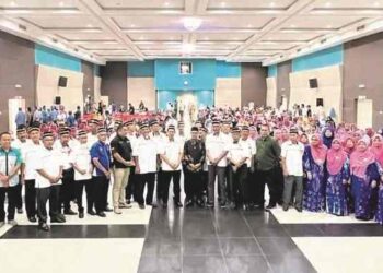 HARIS SALLEH Hamzah (berdiri depan, tengah) bersama ahli Persatuan Veteran Angkatan Tentera Malaysia (PVATM) sempena majlis perasmian Mesyuarat Agung Tahunan Kali Ke-40 di Jerantut, Pahang baru-baru ini. – UTUSAN/HARIS FADILAH AHMAD