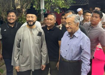 DR. Mahathir Mohamad bersama Mukhriz Mahathir menghadiri Majlis Rumah Terbuka Aidilfitri anjuran Pertubuhan Prihatin Kubang Pasu di Kampung Naga, Jitra di Kubang Pasu.