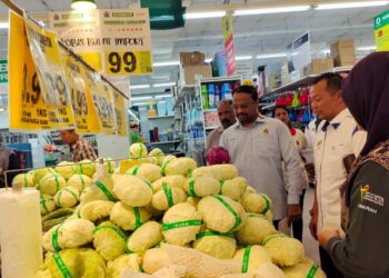 S. Veerapan meninjau harga barangan sempena Majlis Pelancaran Kempen Jualan Rahmah Bersama Econsave, di pasar raya Econsave Tampin hari ini.-UTUSAN/NOR AINNA HAMZAH.