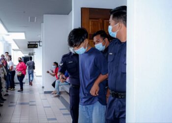 TERTUDUH mengaku tidak bersalah merogol seorang pelajar tingkatan tiga dan menyimpan klip video lucah kekasihnya selepas dihadapkan di Mahkamah Sesyen dan Mahkamah Majistret, Ayer Keroh, Melaka. - UTUSAN/SYAFEEQ AHMAD