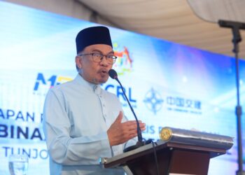 ANWAR Ibrahim menyampaikan ucapan perasmian pada Majlis Pelancaran Pembinaan Stesen Pertama Laluan Rel Pantai Timur (ECRL) di Tunjong, Kota Bharu, Kelantan hari ini-UTUSAN/KAMARUL BISMI KAMARULZAMAN