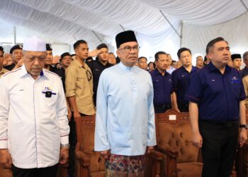 ANTHONY Loke Siew Fook (kanan) bersama Anwar (tengah) dan Ahmad semasa Majlis Pelancaran Pembinaan Stesen Pertama ECRL di Tunjong, Kota Bharu, Kelantan-UTUSAN/KAMARUL BISMI KAMARULZAMAN.