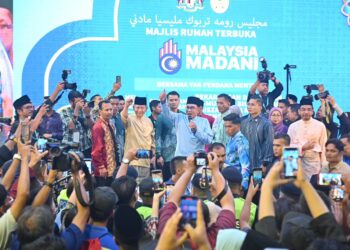 ANWAR Ibrahim berucap pada Majlis Rumah Terbuka Malaysia Madani UniSZA, Kuala Nerus, Terengganu. - UTUSAN/PUQTRA HAIRRY ROSLI