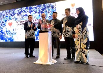 LUKANISMAN Awang Suani (tiga dari kanan) semasa merasmikan Majlis 4th Intermediate Electrocardiogram Conference 2023 di Kota Bharu, Kelantan hari ini.- UTUSAN/ ROSLIZA MOHAMED.