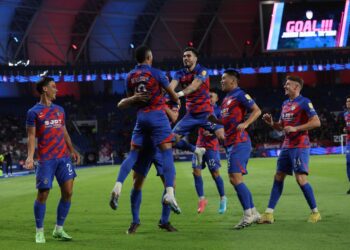 PENYERANG JDT, Bergson Da Silva meraikan jaringan hatricknya  bersama rakan sepasukan  pada  perlawanan Liga Super menentang Kelantan United FC di Stadium Sultan Ibrahim Iskandar Puteri. - GAMBAR/RAJA JAAFAR ALI