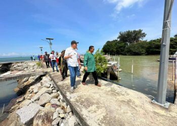 MUHAMAD AKMAL Saleh (depan) melakukan tinjauan ketika menghadiri Majlis Santai Raya dan Sesi Dialog Bersama Nelayan Tanjung Kling di Balai Nelayan Tanjung Kling, Melaka.
