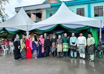 JOFRI Jaraiee (lima dari kanan) bersama ahli Pas Sarawak pada Majlis Ramah Tamah Aidilfitri Pas Sarawak, di Pejabat Pas Sarawak.