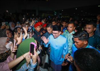 ORANG ramai menyambut ketibaan Anwar Ibrahim pada Rumah Terbuka Malaysia Madani di UniSZA, Kuala Nerus, Terengganu. - UTUSAN/PUQTRA HAIRRY ROSLI