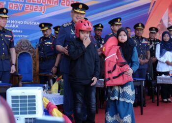 MUHAMAD DANISH HAKIM dan Nurul Anisah Ilya naik ke pentas utama untuk menerima peralatan penyelamatan yang digunakan bapa mereka dalam operasi terakhirnya, disampaikan Mohd. Ali Mohd. Rustam sempena Sambutan Hari Anggota Bomba Sedunia 2023 di Dataran Memorial Pengisytiharan Kemerdekaan, Banda Hilir, Melaka. - UTUSAN/SYAFEEQ AHMAD