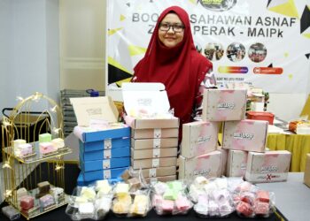 NURSYAMIMI Ahmad Daud menunjukkan produk marshmallow yang dihasilkannya ketika ditemui di Ipoh. - UTUSAN//MUHAMAD NAZREEN SYAH MUSTHAFA