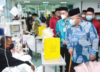 TUANKU Syed Sirajuddin Jamalullail berkenan menziarahi para pesakit di Bangunan Wakaf Pusat Perkhidmatan Hemodialisis MAIPs, Hospital Tuanku Fauziah, Kangar, Perlis baru-baru ini. – UTUSAN