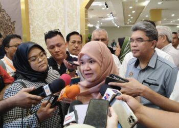 FADHLINA Sidek bercakap kepada pemberita di MITC, Ayer Keroh, Melaka. - UTUSAN/MUHAMMAD SHAHIZAM TAZALI