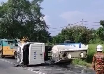 SEBUAH lori tangki milik SADA terbabas lalu terbalik ketika mahu menghantar bantuan air di Kulim.