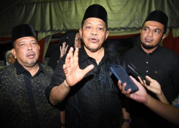 SHAHIDAN Kassim ketika ditemui pada majlis rumah terbuka Aidilfitri ADUN Tambun Tulang di Utan Aji, Arau, Perlis semalam.-UTUSAN/IZLIZAN OTHMAN
