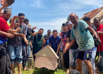JENAZAH Allahyarham Adnan Saidin dikebumikan bersebelahan pusara abangnya di Tanah Perkuburan Islam Lorong Haji Sham, Kampung Padang di Alor Setar.