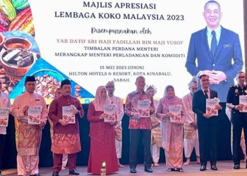 FADILLAH Yusof (empat kanan) semasa pelancaran Pelan Antirasuah Organisasi LKM di Kota Kinabalu hari ini