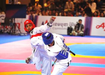 Atlet taekwondo negara, Muhammad Syafiq Zuber (merah) berjaya meraih pingat emas dalam acara kyorugi welterweight (80kg) lelaki di Sukan SEA Kemboja 2023 dalam aksi yang berlangsung di Pusat Konvensyen Chroy Changvar, Phnom Penh sebentar tadi (FOTO: AMIR KHALID/UTUSAN)