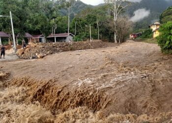 KEJADIAN kepala air yang melanda kawasan peranginan Sungai Titi Hayun akibat hujan lebat di puncak Gunung Jerai, Yan. -IHSAN BOMBA