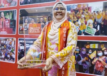 TUAN SARIPAH NOR RIHA Tuan Jaafar menunjukkan trofi pada Majlis AGI McDonald's 2023 di MITC, Ayer Keroh, Melaka. - UTUSAN/MUHAMMAD SHAHIZAM TAZALI
