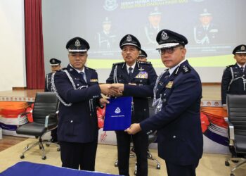 ZAKI Harun (tengah) menyaksikan majlis serah terima tugas jawatan Ketua Polis Daerah Pasir Mas yang baharu iaitu Kama Azural Mohamed (kanan) dengan Nik Aminuddin Raja Abdullah di IPD Pasir Mas, Kelantan hari ini-UTUSAN/KAMARUL BISMI KAMARUZAMAN