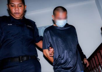 TERTUDUH dijatuhi hukuman penjara  263 tahun berserta 20 sebatan oleh Mahkamah Sesyen, Ayer Keroh, Melaka atas kesalahan merogol, melakukan amang seksual fizikal dan seks menggunakan objek terhadap anak tirinya. - UTUSAN/SYAFEEQ AHMAD