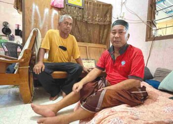 IBRAHIM Awang Kechik (kanan) ketika disantuni Ridzuan Husin di rumahnya di Kampung Cherang Ruku, Pasir Puteh, Kelantan, hari ini. 
– UTUSAN/TOREK SULONG