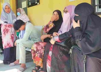 GAMBAR album Azriyani Abdul Latif (tiga dari kini) dan empat anaknya yang meninggal dunia (hitam putih) dalam kemalangan jalan raya di Kilometer 310.1, Lebuh Raya Utara-Selatan arah selatan di Kampar semalam. 
– UTUSAN