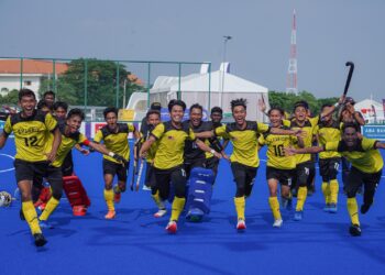 SKUAD Hoki lelaki negara meraikan kejayaan memenangi pingat emas di Sukan SEA Kemboja 2023.-UTUSAN/AMIR KHALID