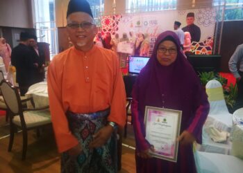 JAMALIAH Jauhari (kanan) bersama Mohd. Jaafar Komari bergambar selepas menerima anugerah masing-masing di Shah Alam.