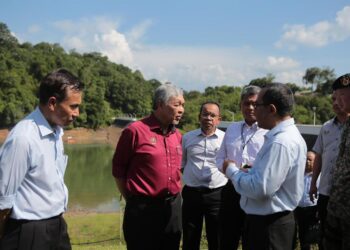 AHMAD Zahid Hamidi meninjau situasi terkini takungan air Empangan Muda yang dikendalikan MADA di Gubir, Sik. -UTUSAN/SHAHIR NOORDIN