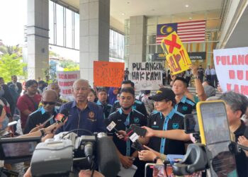 WAKIL Pertubuhan Kemanusiaan Masyarakat Antarabangsa Malaysia (MHO) dan bekas Ketua Polis Negara, Tan Sri Musa Hassan hadir ke ibu pejabat Suruhanjaya Syarikat Malaysia (SSM) menyerahkan aduan berhubung syarikat pelaburan patuh syariah yang menipu hampir 400 mangsa. - UTUSAN/FITRI NIZAM