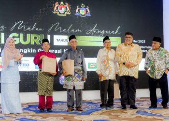 AB. RAUF Yusoh (dua dari kanan) dan Fadhlina Sidek (kiri) bergambar bersama tiga penerima Anugerah Khas Peribadi Ketua Menteri Melaka ketika Majlis Makan Malam Anugerah Hari Guru 2023 di MITC, Ayer Keroh, Melaka. - UTUSAN/SYAFEEQ AHMAD