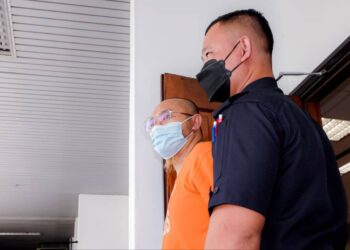 TERTUDUH yang juga warga Singapura mengaku tidak bersalah terhadap lima pertuduhan melakukan amang seksual fizikal dan seks luar tabii terhadap tiga pelajarnya di Mahkamah Sesyen, Ayer Keroh, Melaka. - UTUSAN/SYAFEEQ AHMAD