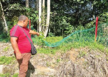 JUBIR Sekmo menunjukkan pagar yang dirosakkan gajah di belakang kawasan pejabat Jakoa di Pos Brooke, Gua Musang, Kelantan. – UTUSAN/AIMUNI TUAN LAH