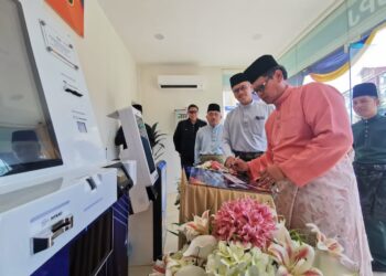 ZAILANI Hashim (kanan) merasmikan Rumah Kios JPJ Terengganu di JPJ Terengganu, Kuala Terengganu, semalam. - UTUSAN/KAMALIZA KAMARUDDIN