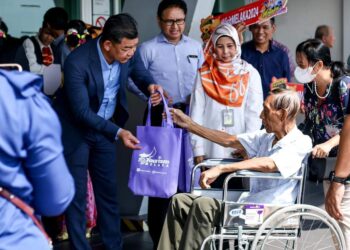 ABDUL RAZAK Abdul Rahman menyerahkan cenderamata kepada salah seorang pelancong pada Majlis Sambutan Penerbangan Pertama Pesawat Wings Air dari Pekanbaru di LTAM, Batu Berendam, Melaka.