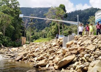 MUHD. Afif Halim (dua kiri) dan Abdul Rahim Abdul Rahman (kiri) bersama kakitangan mereka melakukan pemeriksaan ke atas Alat Menyekat Aras Air Sungai yang dipasang di Titi Hayun di Yan. -UTUSAN/OTHMAN YAHAYA