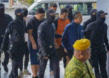 INDIVIDU-individu yang didakwa menculik jurujual bagi mendapatkan wang tebusan RM1.12 juta dibawa ke Mahkamah Majistret Kuala Lumpur. UTUSAN/FARIZ RUSADIO