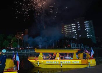 PASAR terapung yang bakal beroperasi di Sungai Melaka berhampiran Taman Lagenda, Melaka akan membolehkan pelancong membeli pelbagai produk keluaran tempatan. - GAMBAR HIASAN