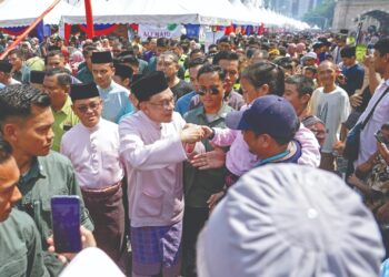 PELANTIKAN Anwar Ibrahim sebagai Perdana Menteri Ke-10 tepat dalam memacu negara kembali ke landasan yang betul bagi membina semula peradaban manusia merealisasikan ‘Membangun Malaysia Madani’. – UTUSAN/SHIDDIEQIIN ZON