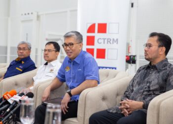 TENGKU ZAFRUL Tengku Abdul Aziz bercakap dalam sidang akhbar selepas Majlis Perasmian B6 milik CTRM di Batu Berendam, Melaka. - UTUSAN/MUHAMMAD SHAHIZAM TAZALI