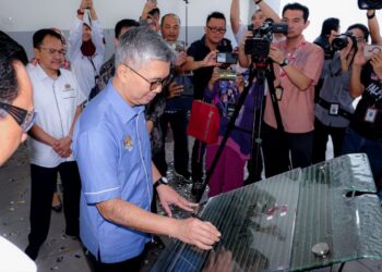 TENGKU ZAFRUL Tengku Abdul Aziz menyempurnakan Majlis Perasmian B6 milik CTRM di Batu Berendam, Melaka. - UTUSAN/SYAFEEQ AHMAD